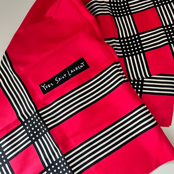 Yves Saint Laurent Fabulous cherry red large scarf, get in the red season! YSL - Picture 4 of 9